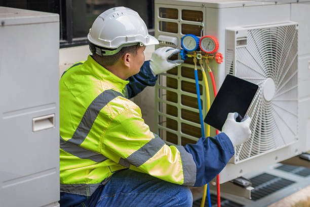 Professional Hvac technician working in Cedar Rapids, IA